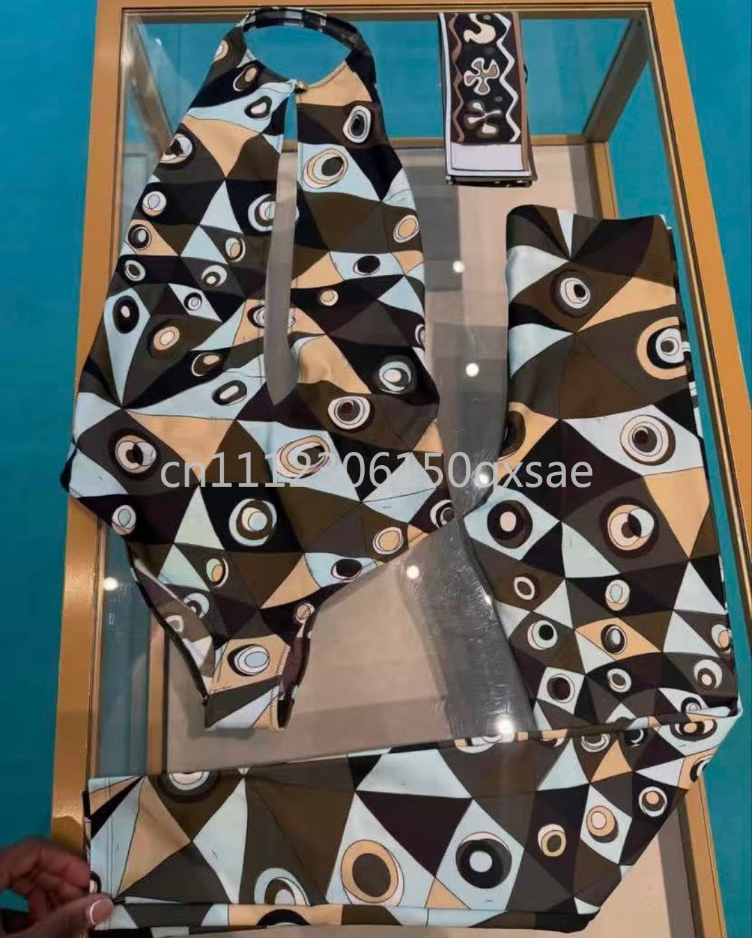 ملابس سباحة نسائية بتصميم عصري - مراجعة Street Fashion Logo Design وسعره